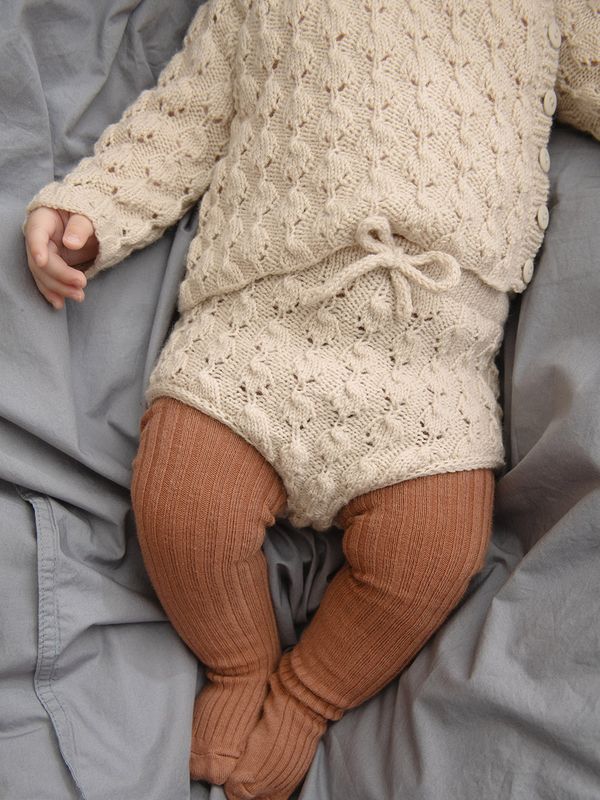 Lilja Cardigan, bleiebukse, strømpebukse og kyse